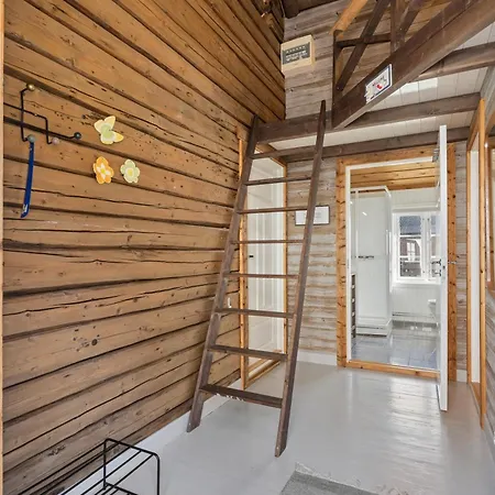 Дом отдыха Asebua - Renovated Rorbu With Seaview Сёрвоген